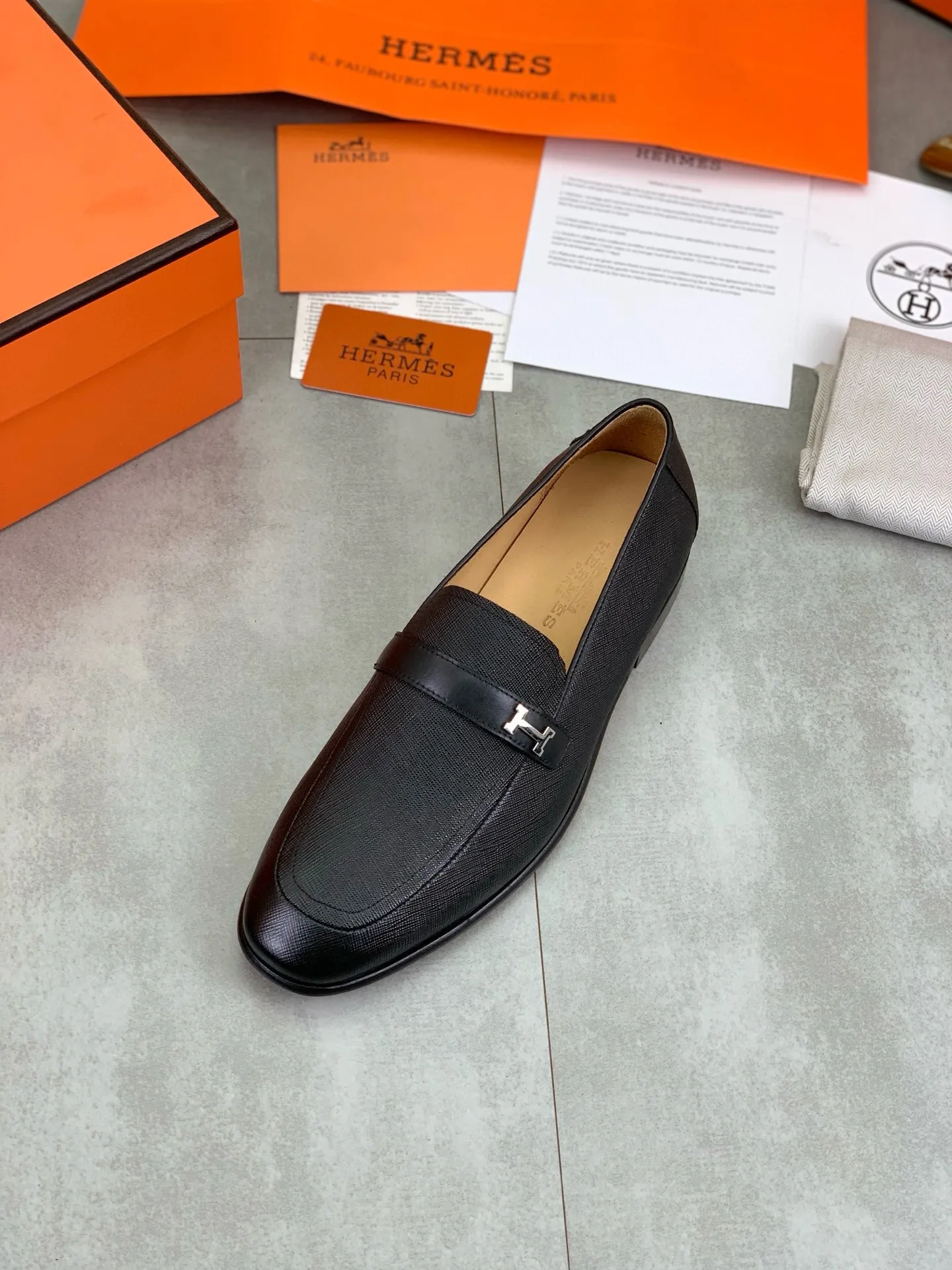 Factory price P960 💰Top version 💎💎💎 Original leather outsole Brand: Hermès (Hermès) Standard code: Men's size 39-44 (38, 45 can be customized) Grade: Same as the official website Original quality materials: Original soft calfskin Water-dyed cowhide lining Original Italian leather outsole Style categories: Men's fashion Formal casual leather shoes Slip-on men's shoes series Young fashion European and American trends, British style, colors: multiple options, counter packaging